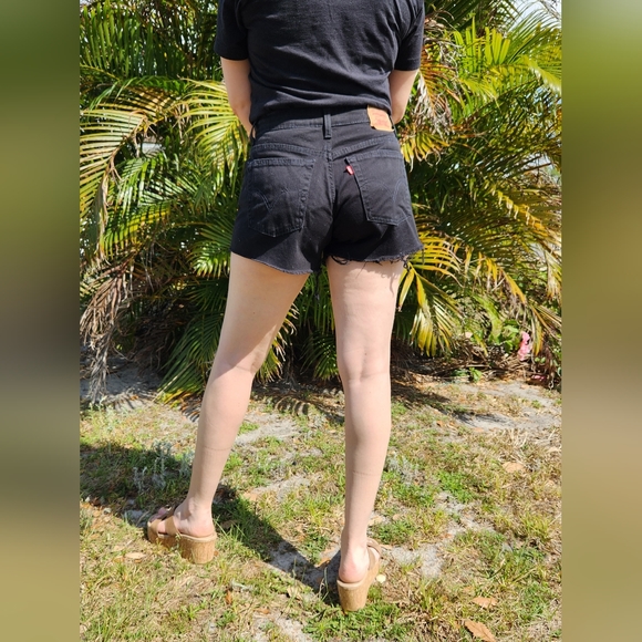 Vintage Y2K Levi's Classic Fit Stretch cutoff jean shorts, size 8 Misses - Picture 3 of 10